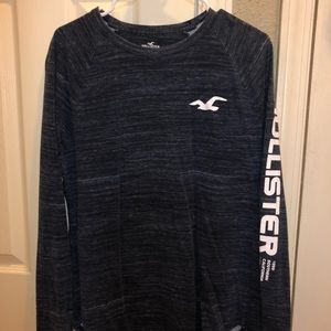 2 hollister men long sleeve shirt size M.2 for 15$